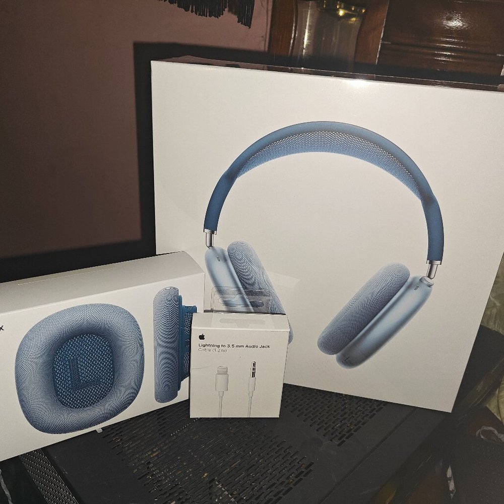 Apple Max headphones and  smart case ear cushions Skyblue Sealed Brand new